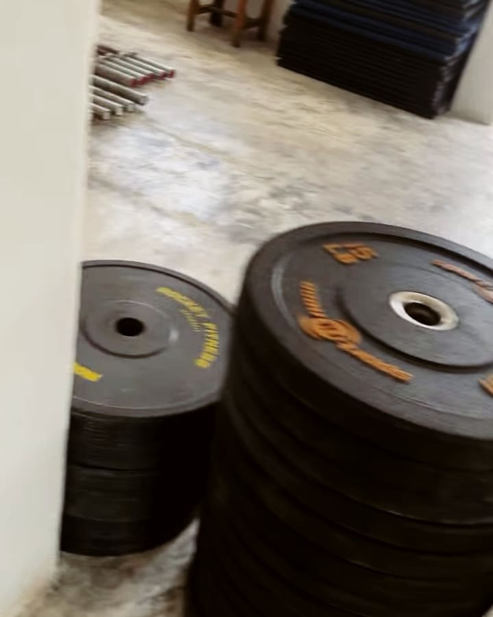 Discos de bumper apilados en el piso de concreto