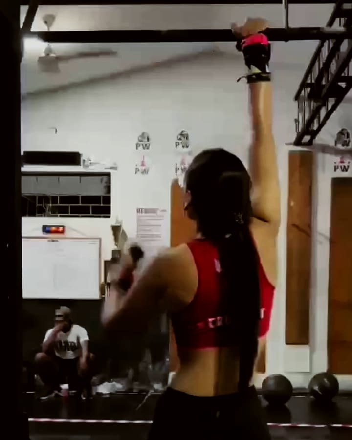 Atleta haciendo pull-ups en la barra